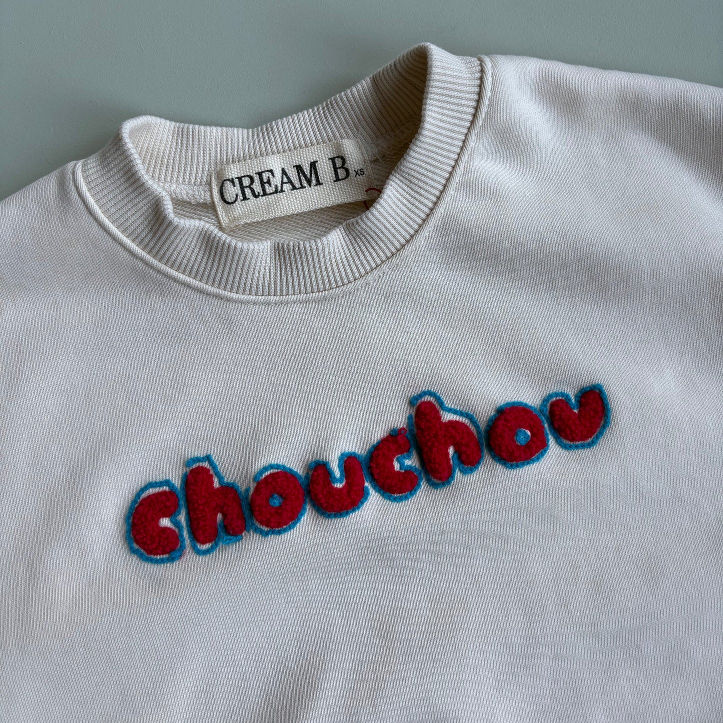White sweatshirt with 'chouchou' embroidered text - Village Concept Store