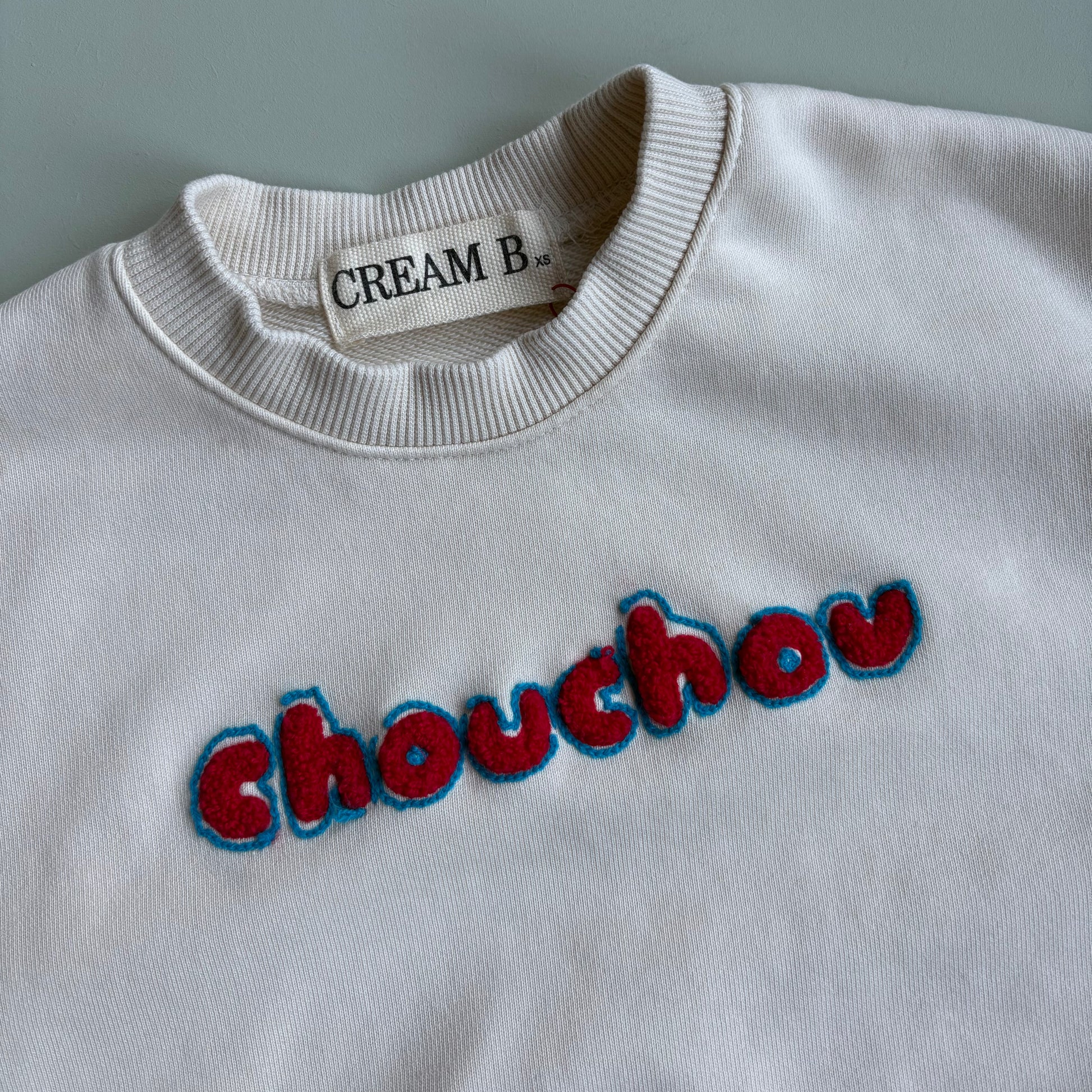 White sweatshirt with 'chouchou' embroidered text - Village Concept Store